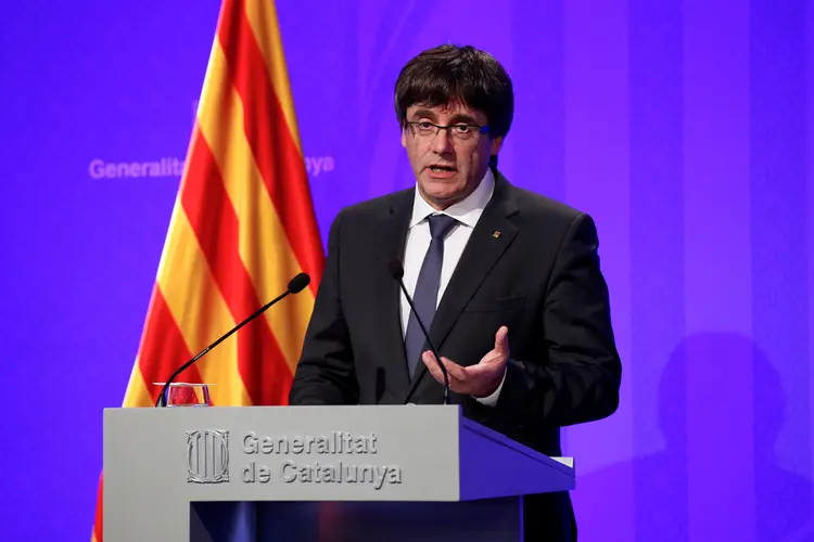 Carles Puigdemont: "neste dia de esperança e sofrimento, os cidadãos da Catalunha ganharam o direito de ter um Estado independente sob a forma de uma república" (Albert Gea/Reuters)