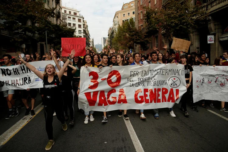 Protestos em Barcelona: piquetes bloquearam o trânsito na Gran Via, e a movimentação em seis grandes avenidas da região foi interrompida por protestos (Jon Nazca/Reuters)