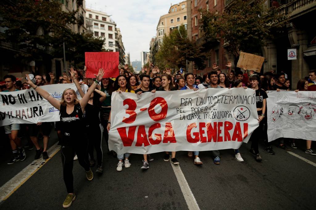 Protesto pró-independência fecha metrô e avenidas na Catalunha