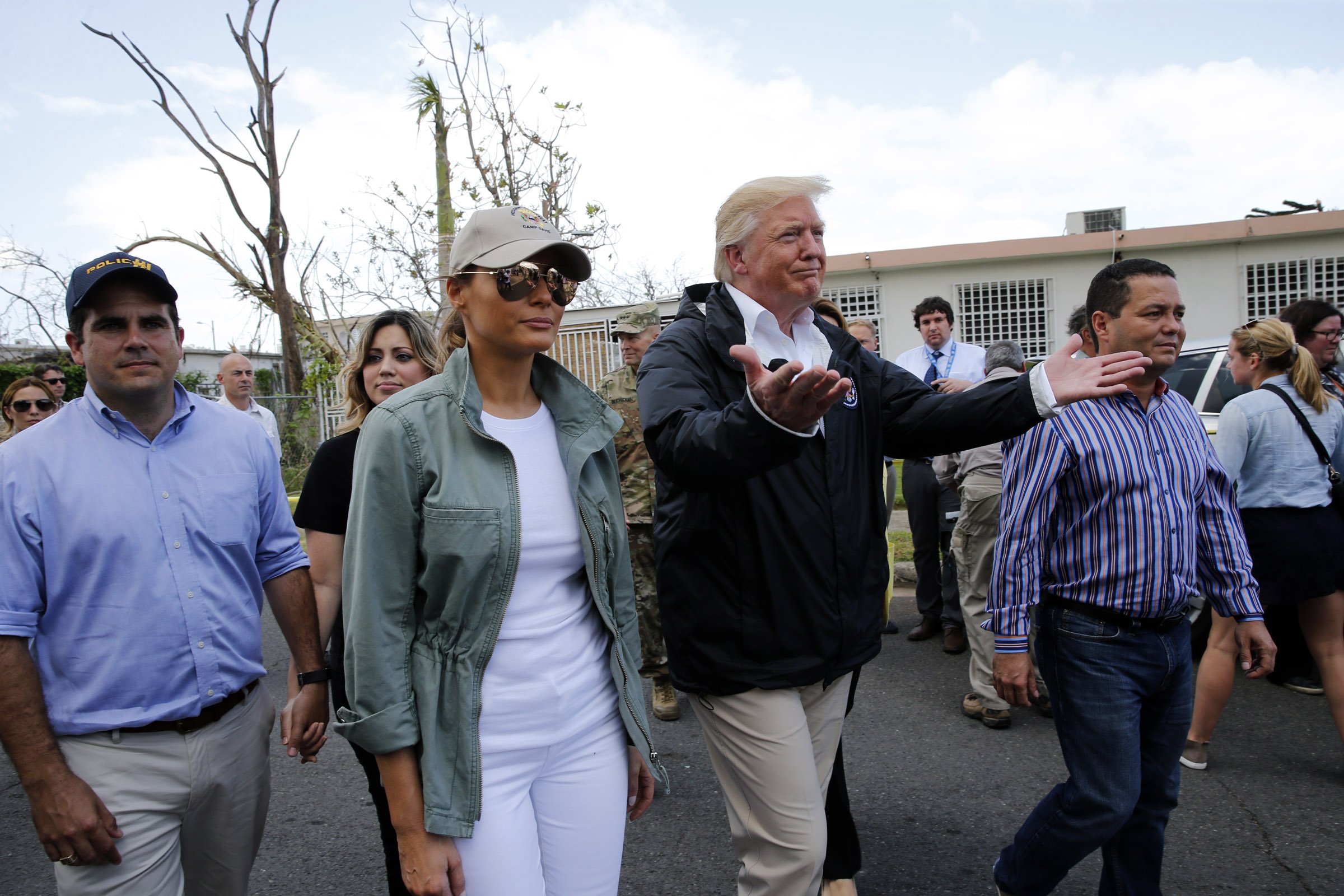 Trump visita Porto Rico e encontra vítimas do furacão Maria