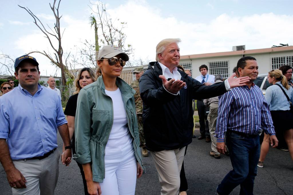 Trump visita Porto Rico e encontra vítimas do furacão Maria