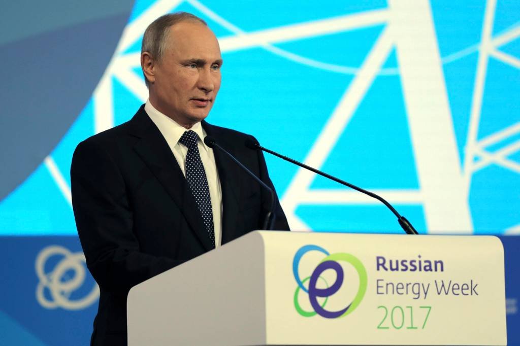 Putin diz que cortes de petróleo ajudaram a estabilizar mercado