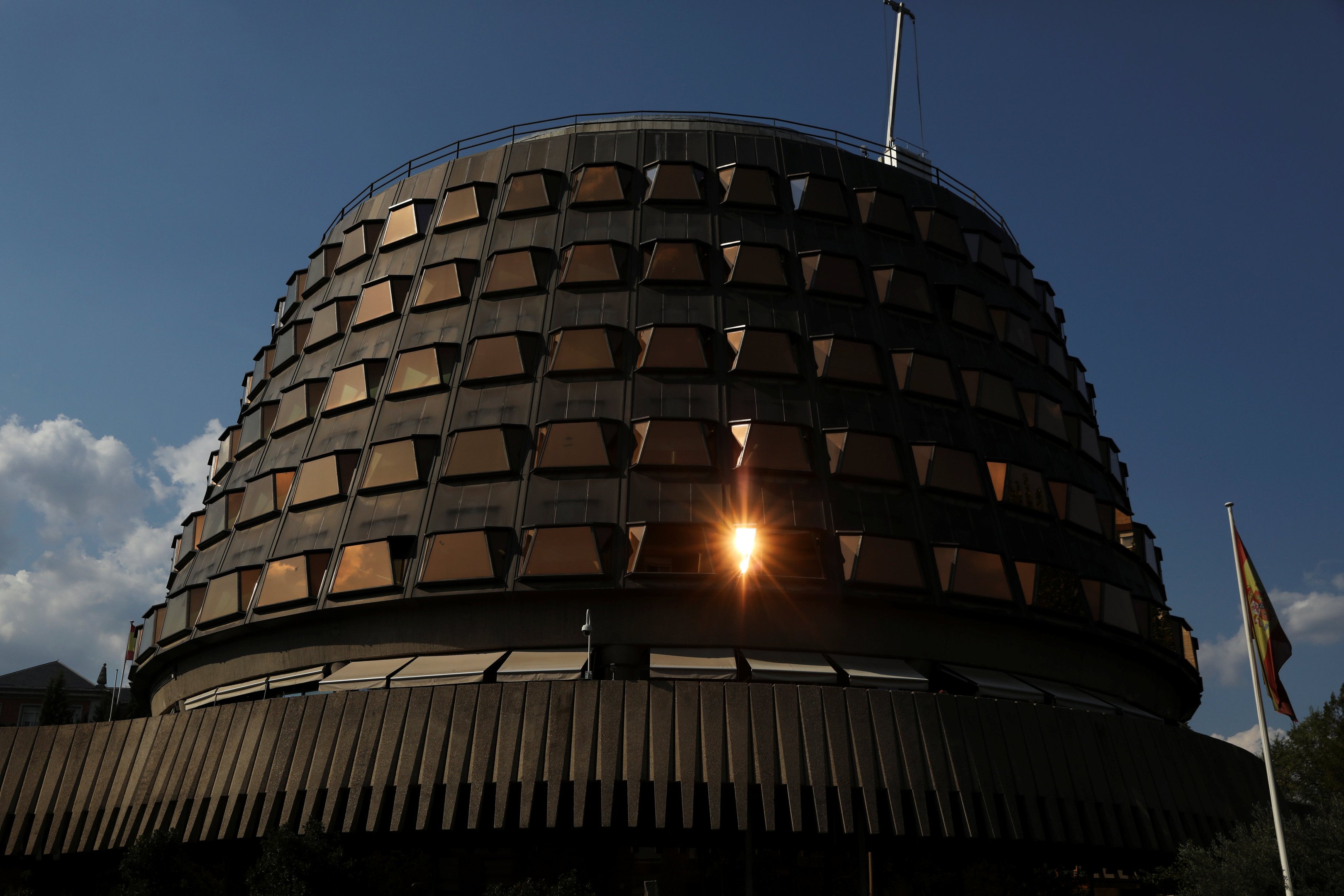 Corte suspende sessão do Parlamento catalão marcada para 2ª-feira