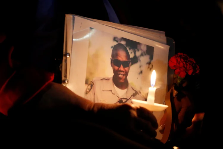 Homenagem: recentemente, o policial havia publicado um livro sobre sua vida na polícia de Las Vegas (Chris Wattie/Reuters)