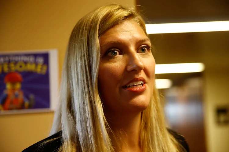 Diretora-executiva da Campanha Internacional para a Abolição de Armas Nucleares  (Ican), Beatrice Fihn, reage após receber prêmio Nobel da Paz, em Genebra, na Suíça (Denis Balibouse/Reuters)