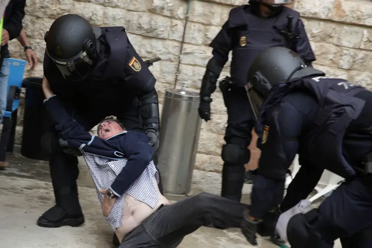 Catalunha: ação policial, que, de acordo com autoridades de saúde da Catalunha, deixou cerca de 900 feridos (David Gonzalez/Reuters)