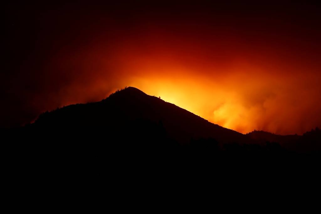 Tempo seco pode alimentar incêndios que mataram 21 na Califórnia