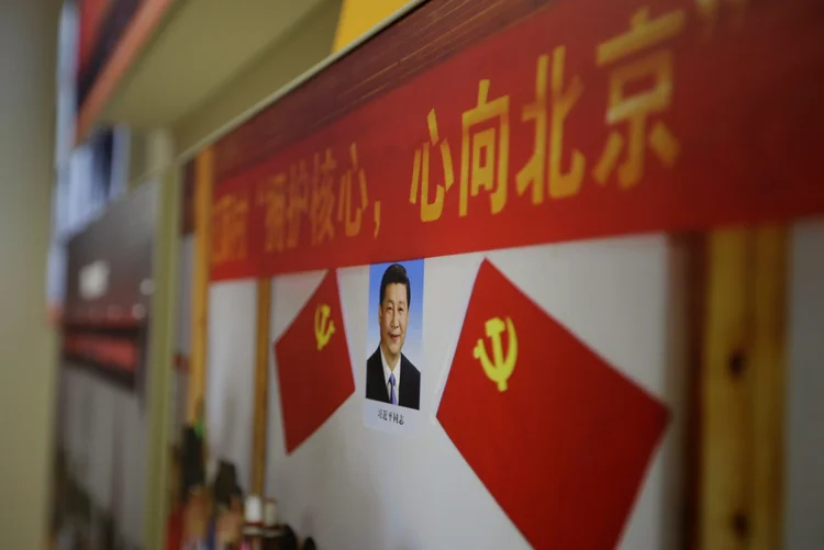 Professor chinês Sum Wenguang concedia uma entrevista à rádio estatal americana Voice of America quando foi interrompido por policiais na quarta-feira (Jason Lee/Reuters)