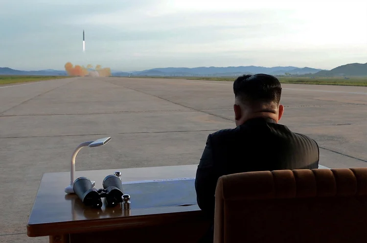 O regime norte-coreano acelerou consideravelmente nos últimos dois anos o desenvolvimento de seus programas militares, aumentando os testes nucleares e balísticos (KCNA/Divulgação)