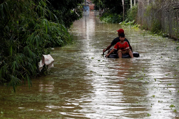 Enchentes no Vietnã: autoridades das províncias afetadas se mobilizaram para buscar pelos desaparecidos (Kham/Reuters)