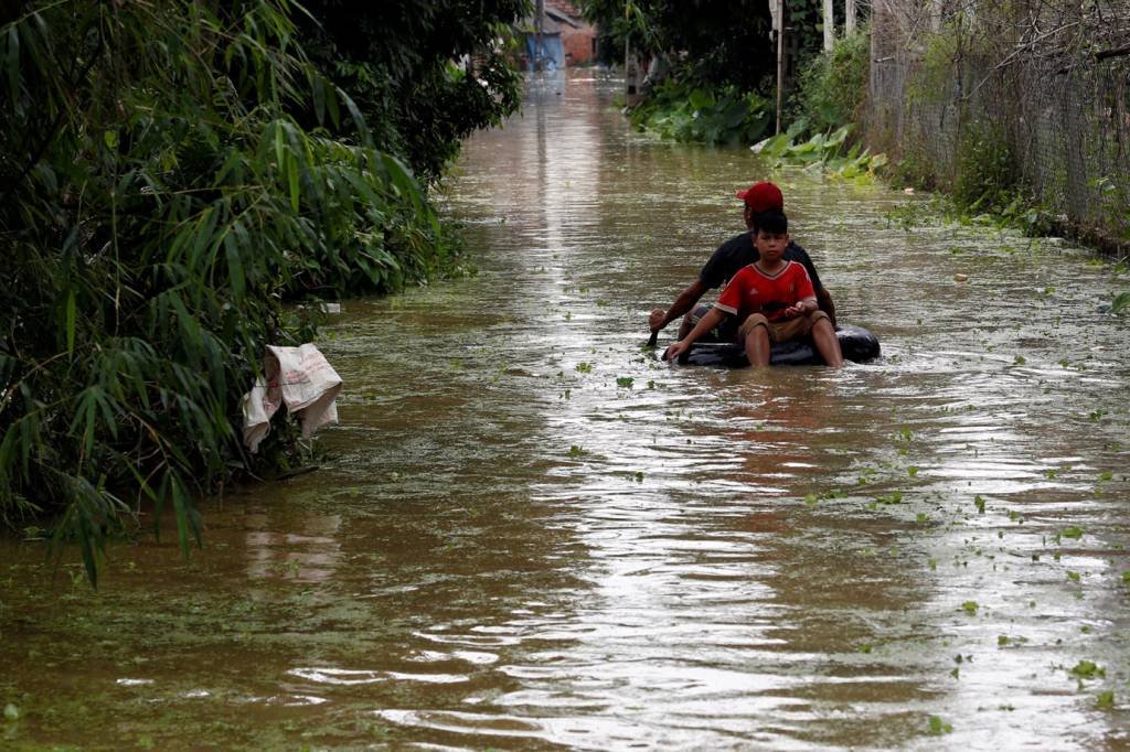 Sobe para 54 o número de mortos por conta das enchentes no Vietnã