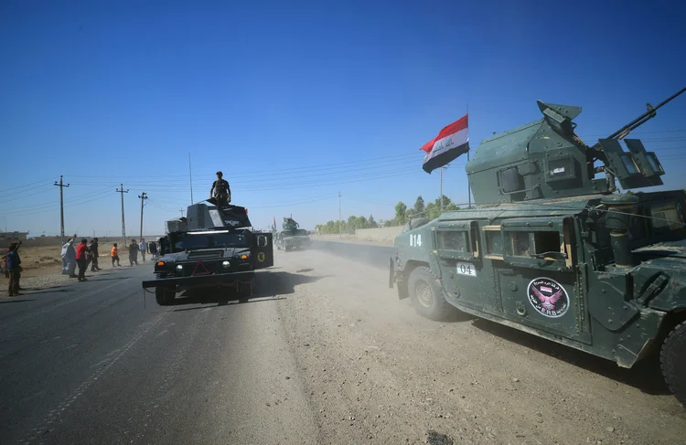 Militares: em razão das operações militares, milhares de habitantes deixavam os bairros curdos de Kirkuk nesta segunda (Stringer/Reuters)
