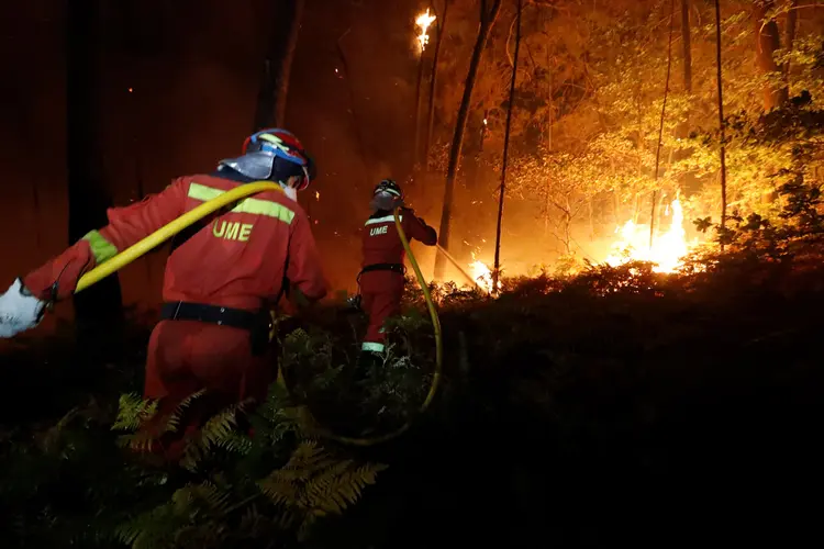 Ao menos 27 pessoas morreram em Portugal devido aos incêndios no domingo e na manhã desta segunda-feira (Luismi Ortiz/Reuters)