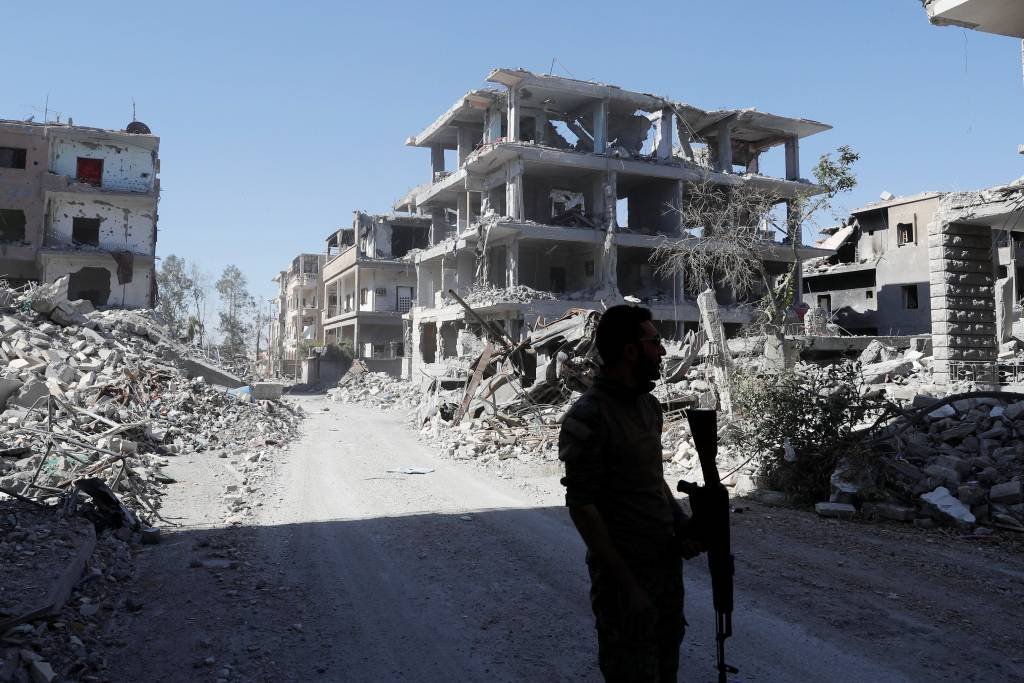 Ataques atingem redutos rebeldes na Síria e gás asfixia civis