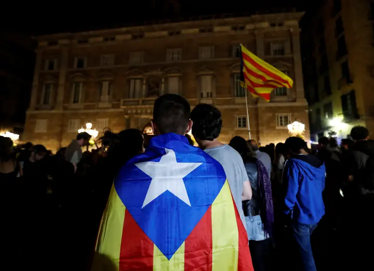 Homem veste a bandeira da Catalunha em protestos em Barcelona (Gonzalo Fuentes/Reuters)