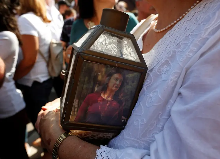 A morte da jornalista Caruana Galizia, que tinha 53 anos e teve uma bomba instalada em seu carro na segunda-feira, adianta o quão obscura é a corrupção maltes