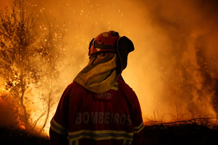 Incêndios em Portugal deixou ao menos 41 mortos e sobrecarregando os serviços de bombeiros e as equipes de resgate (Pedro Nunes/Reuters)