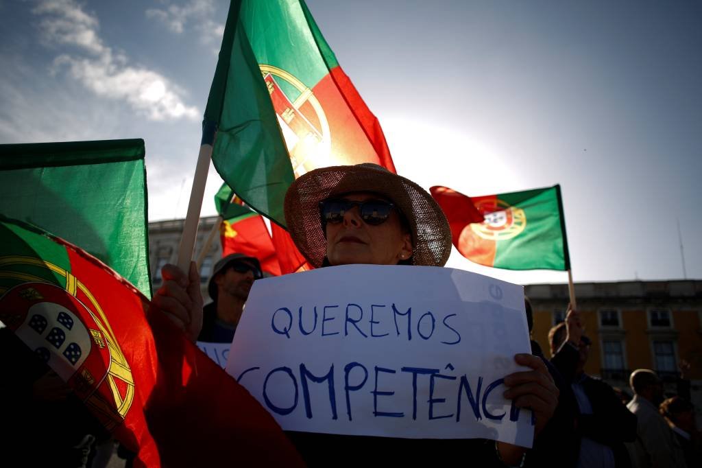 Milhares protestam em Portugal após incêndios florestais