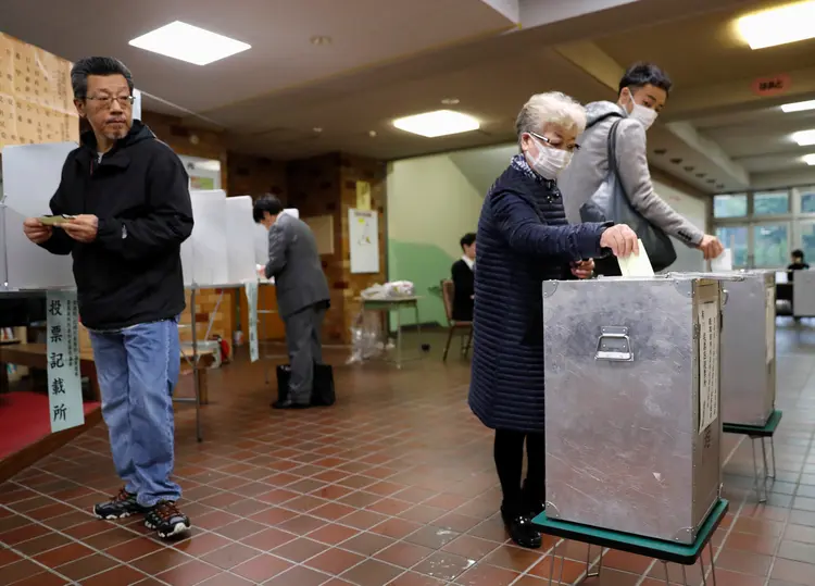 Eleitores votam no Japão (Kim Kyung-Hoon/Reuters)