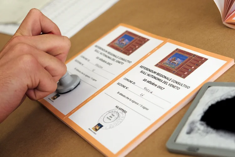 Votação: os habitantes das regiões de Vêneto e Lombardia aprovaram com mais de 95% dos votos uma maior autonomia para suas regiões (Manuel Silvestri/Reuters)