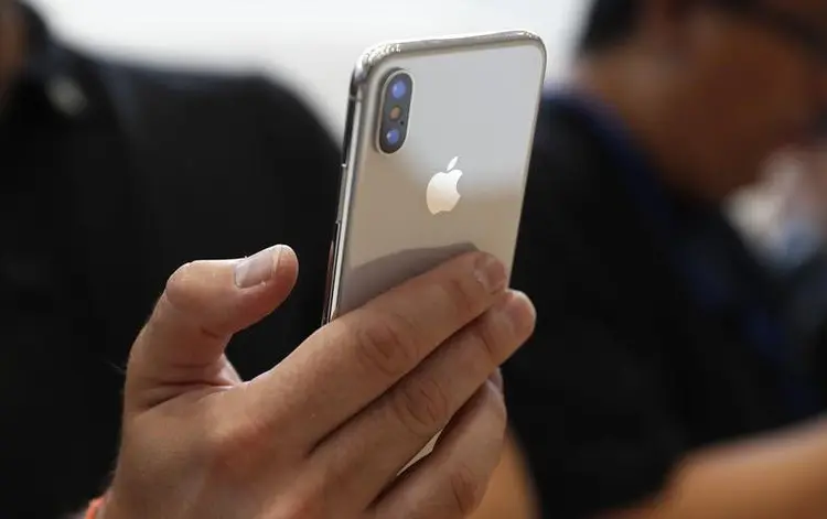iPhone X: os aparelhos serão distribuídos entre os amigos do casal que ajudaram a preparar a surpresa (Stephen Lam/Reuters)