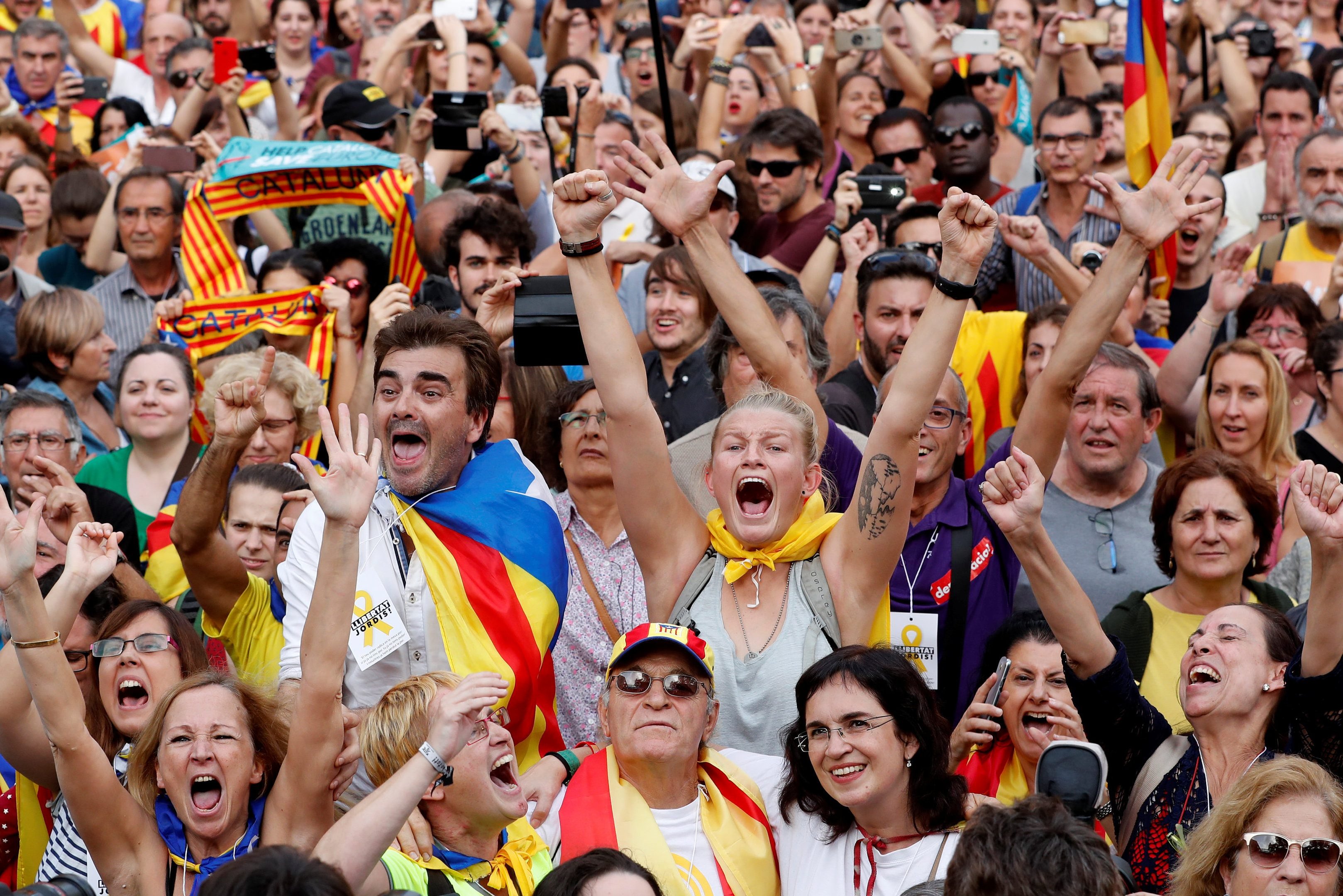 Separatistas da Catalunha celebram resolução de independência