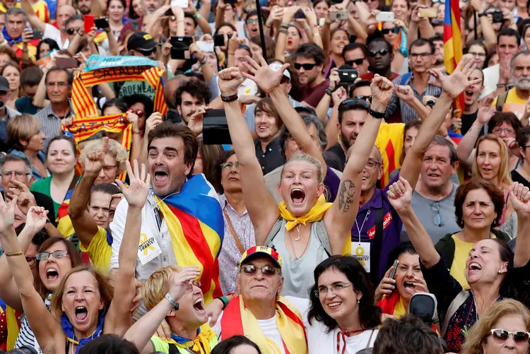 Catalunha: milhares de separatistas se reuniram perto do Parlamento da Catalunha em Barcelona (Yves Herman/Reuters)