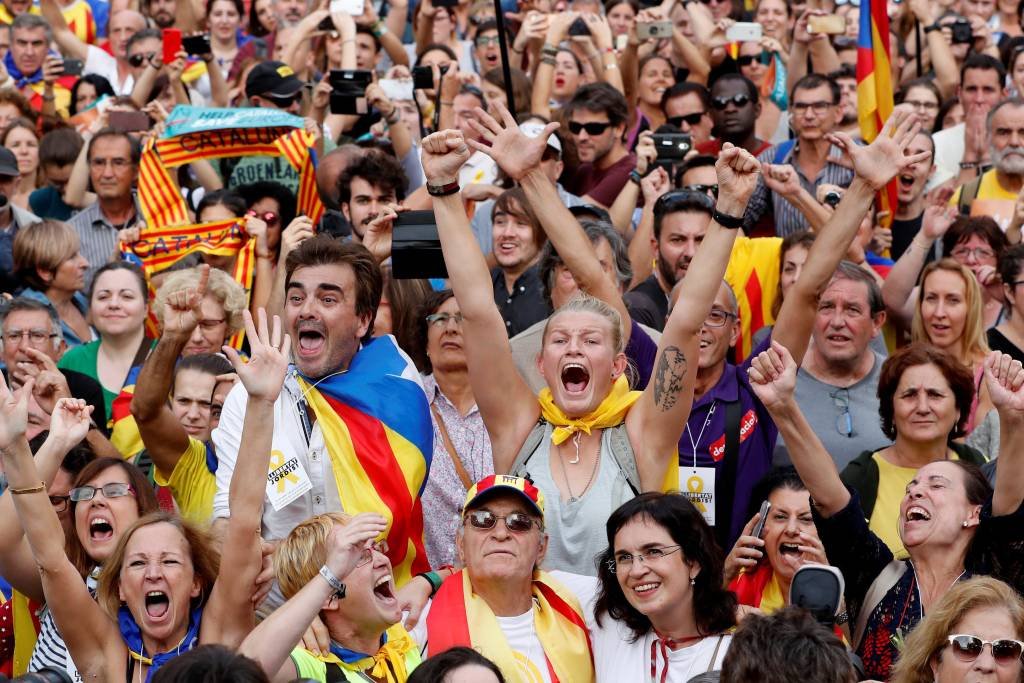 Separatistas da Catalunha celebram resolução de independência