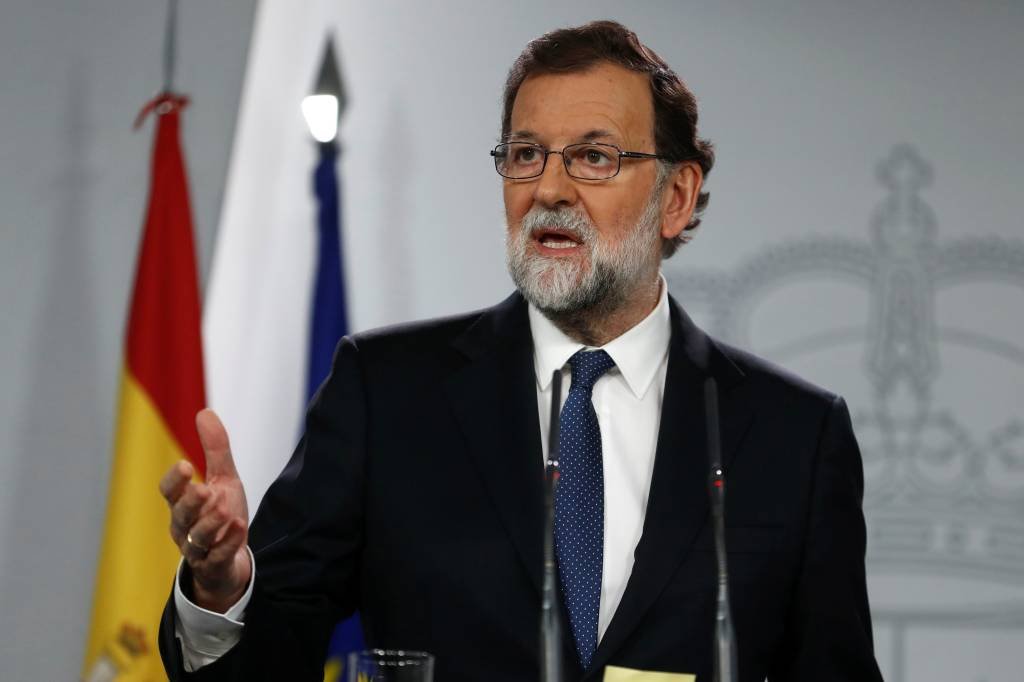 Prêmie da Espanha destitui governo catalão e convoca eleições