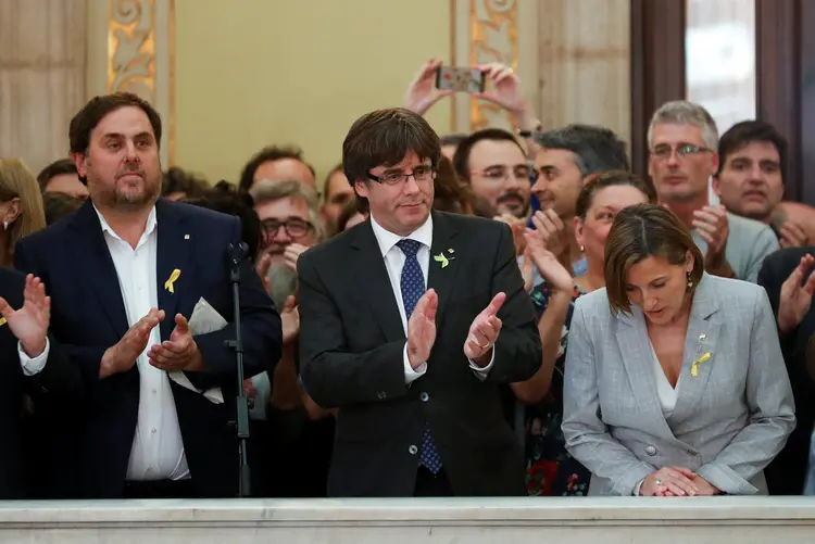 O líder da Catalunha, Carles Puigdemont, discursa após o parlamento declarar independência em 27/10/2017 (Rafael Marchante/Reuters)
