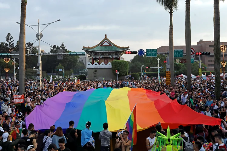 Mais de cem mil pessoas na parada gay de Taiwan (REUTERS/Tyrone Siu/Reuters)