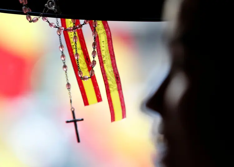 Fitas das cores das bandeiras da Espanha e da Catalunha (REUTERS/Yves Herman/Reuters)