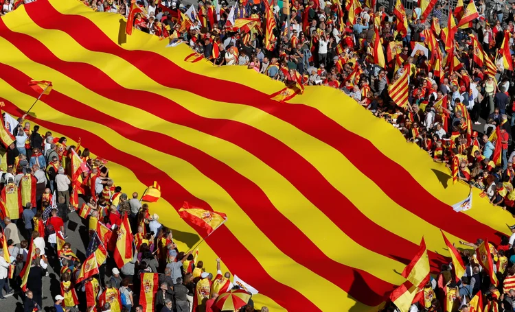 Espanha: ao longo do percurso se veem várias bandeiras espanholas, mas também catalãs e europeias, e os cantos de "Viva Espanha" e "Viva Catalunha" (Yves Herman/Reuters)