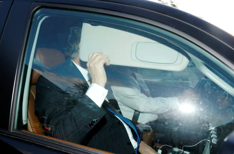 Ex-gerente de campanha de Trump, Paul Manafort, deixa sua casa em Virgínia (Jonathan Ernst/Reuters)