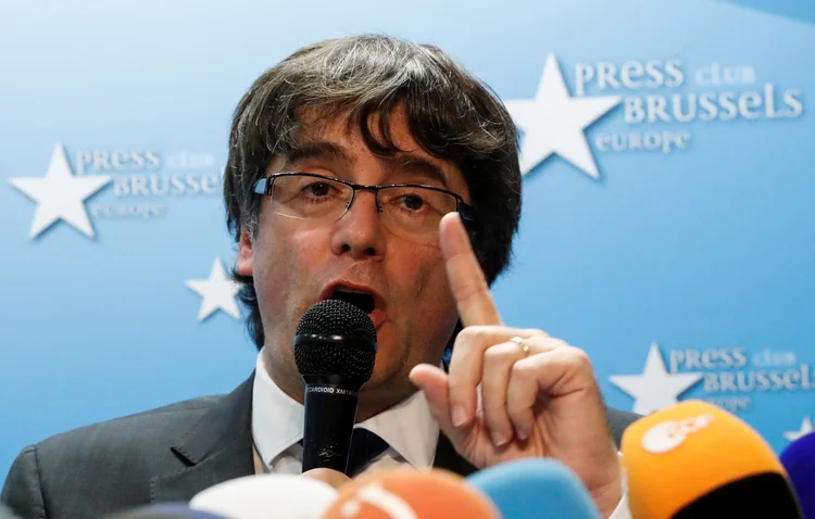 Carles Puigdemont tem uma ordem de detenção na Espanha, já que é requerido pela Justiça pelos supostos crimes de insurreição e rebelião (Yves Herman/Reuters)