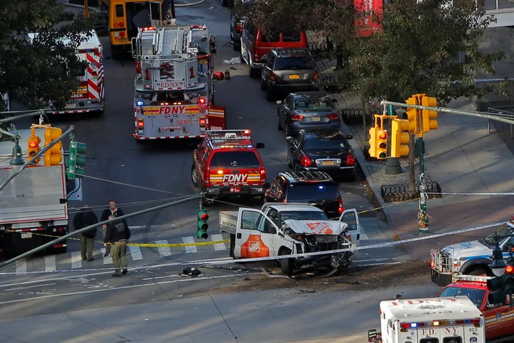 Polícia e equipes de emergência em local de suspeira de tiroteio em Nova York, dia 31/10/2017 (Andrew Kelly/Reuters)