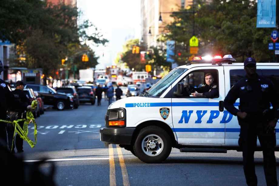 Polícia fecha a rua onde ocorreu ataque em Nova York, dia 31/10/2017