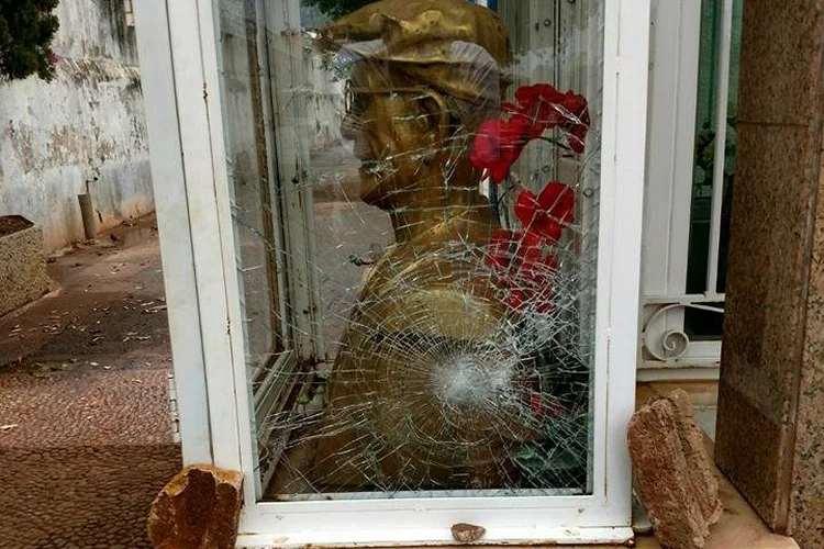 Busto em homenagem a Chico Xavier amanhece depredado em Uberaba, Minas Gerais (Facebook/Euripedes Higino/Reprodução)