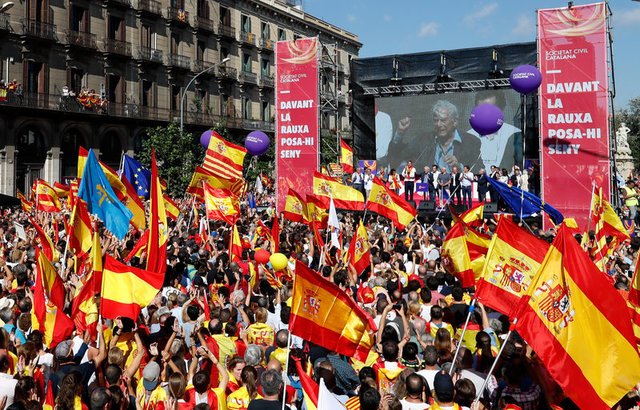 Catalunha desafia Espanha e discute resultados de referendo