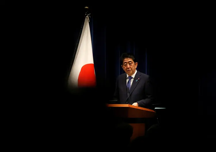 Abe: as últimas pesquisas apontam que o Partido Liberal Democrata, de Abe, deve ocupar depois de domingo 300 das 465 cadeiras no parlamento (Toru Hanai/Reuters)