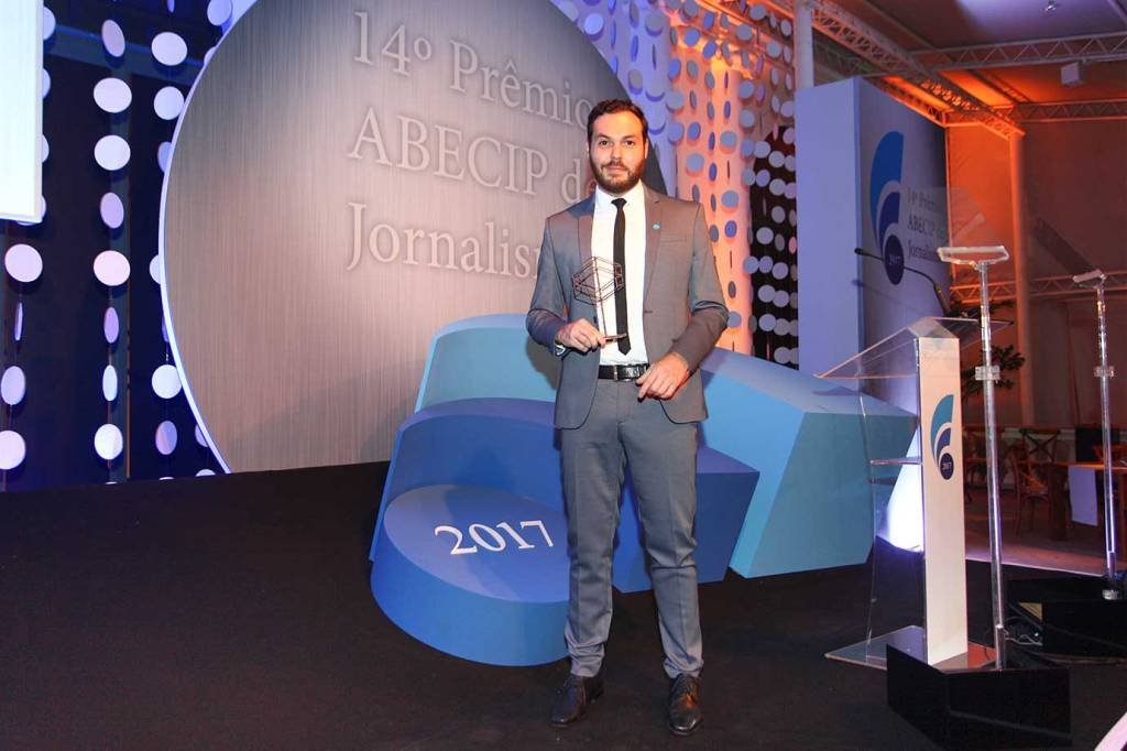 Anderson Figo, do site EXAME, recebe prêmio Abecip de jornalismo
