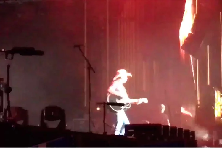 Imagem reprodução de vídeo que mostra o momento do tiroteio em show em Las Vegas. (Twitter/Reprodução)