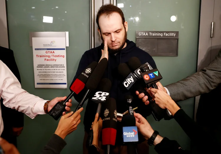 Joshua Boyle, ao chegar em Toronto: talibãs disseram que mulher ficou doente e aborto foi natural. (Mark Blinch/Reuters)