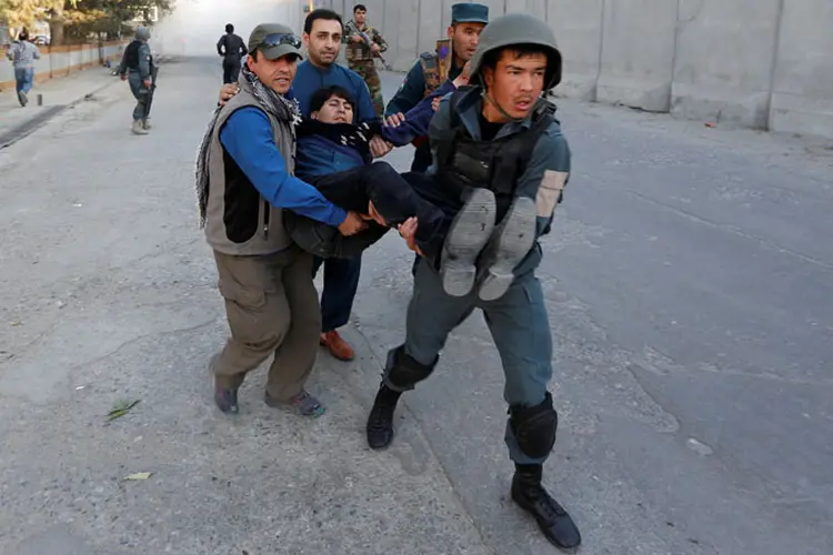 Explosão em Cabul, Afeganistão: incidente aconteceu no distrito diplomático da capital e deixou mortos e feridos (Mohammad Ismail/Reuters)