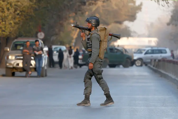 Policial no Afeganistão: a área do ataque é muito fortificada e abriga várias embaixadas estrangeiras e edifícios do governo (Omar Sobhani/Reuters)