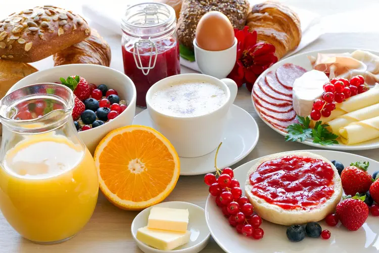Café de manhã: ingerir ao menos de 20% das calorias do dia na primeira refeição evita acúmulo de gordura em artérias (juefraphoto/Thinkstock)