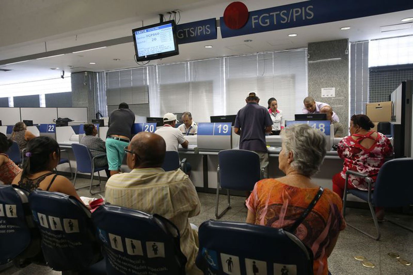 Agências da Caixa têm filas maiores para saque do PIS