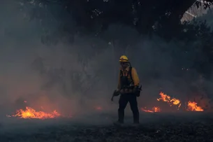 Janela climática se abre na luta contra incêndios em Los Angeles