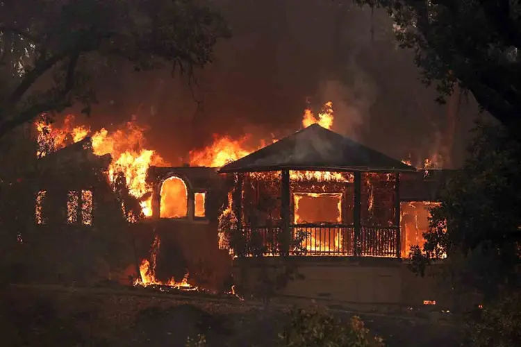 Califórnia: seu principal trabalho é evitar que as chamas se propaguem (Justin Sullivan/Getty Images)