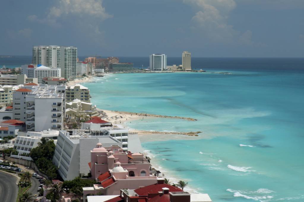 De Cancun a Los Cabos, turistas fogem das praias do México